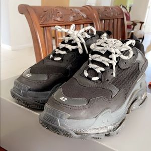 Balenciaga triple S tennis shoe size 42 (9). Perfect condition with receipt.